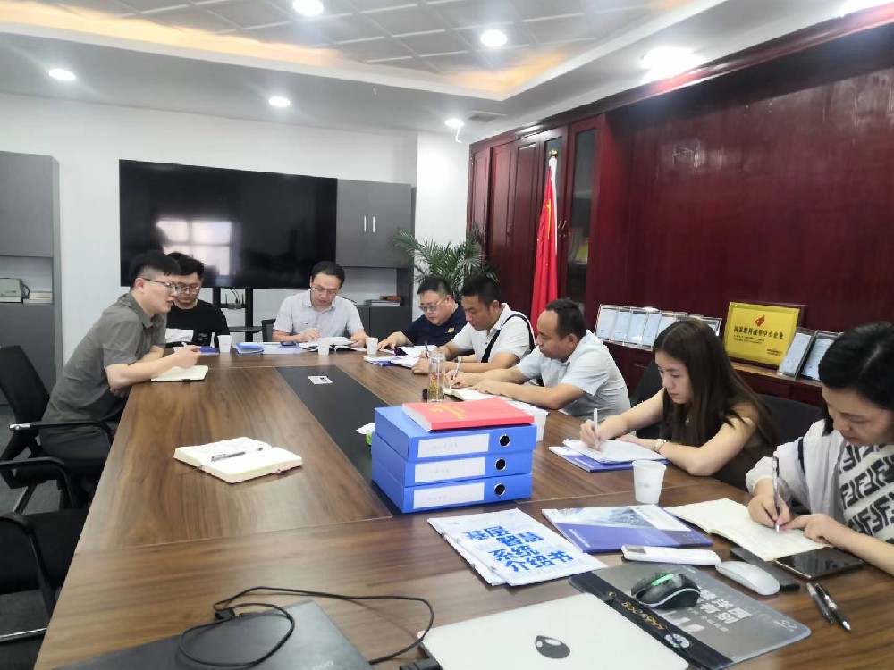 阜陽市委網信辦副主任時(shí)春柳一(yī / yì ／yí)行莅臨阜陽愛人爾網絡科技有限公司調研指導
